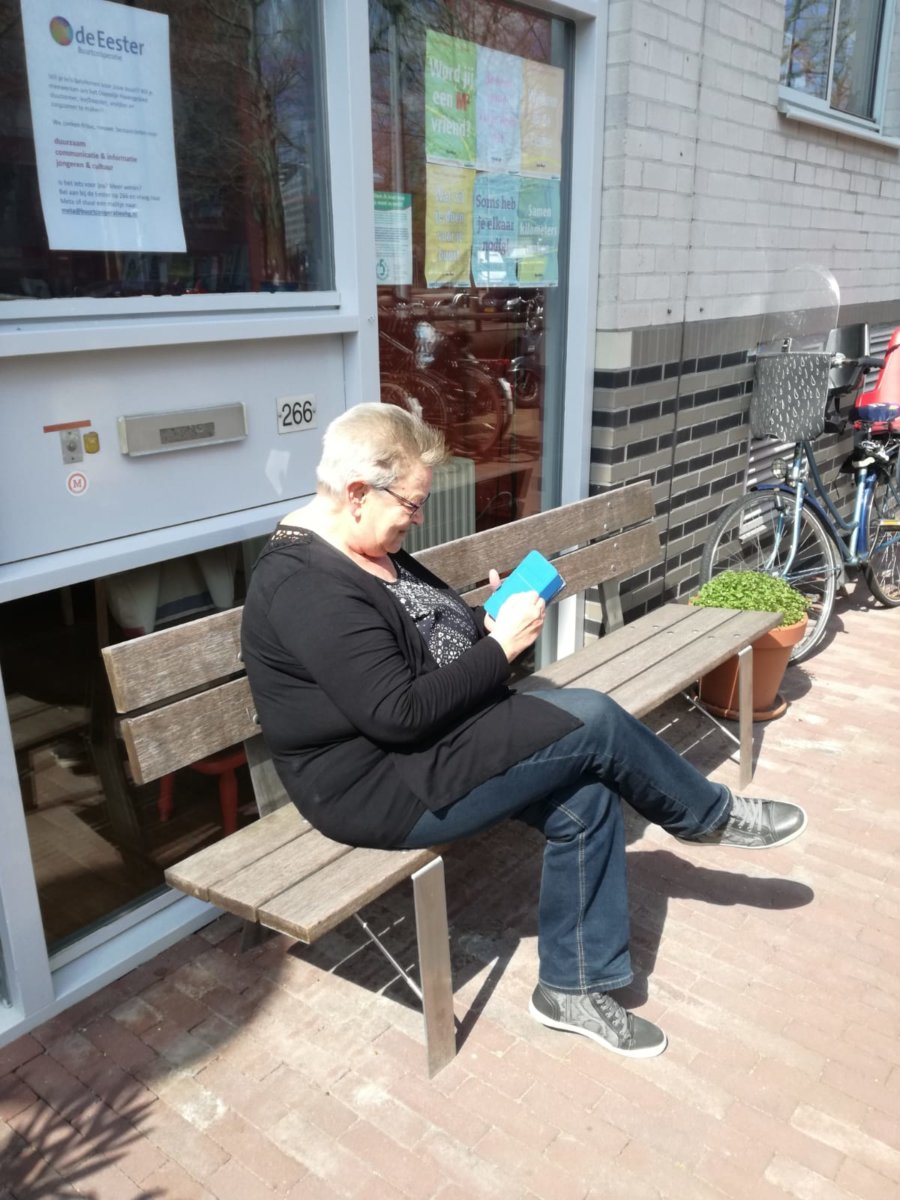 Wilma op bankje Eester