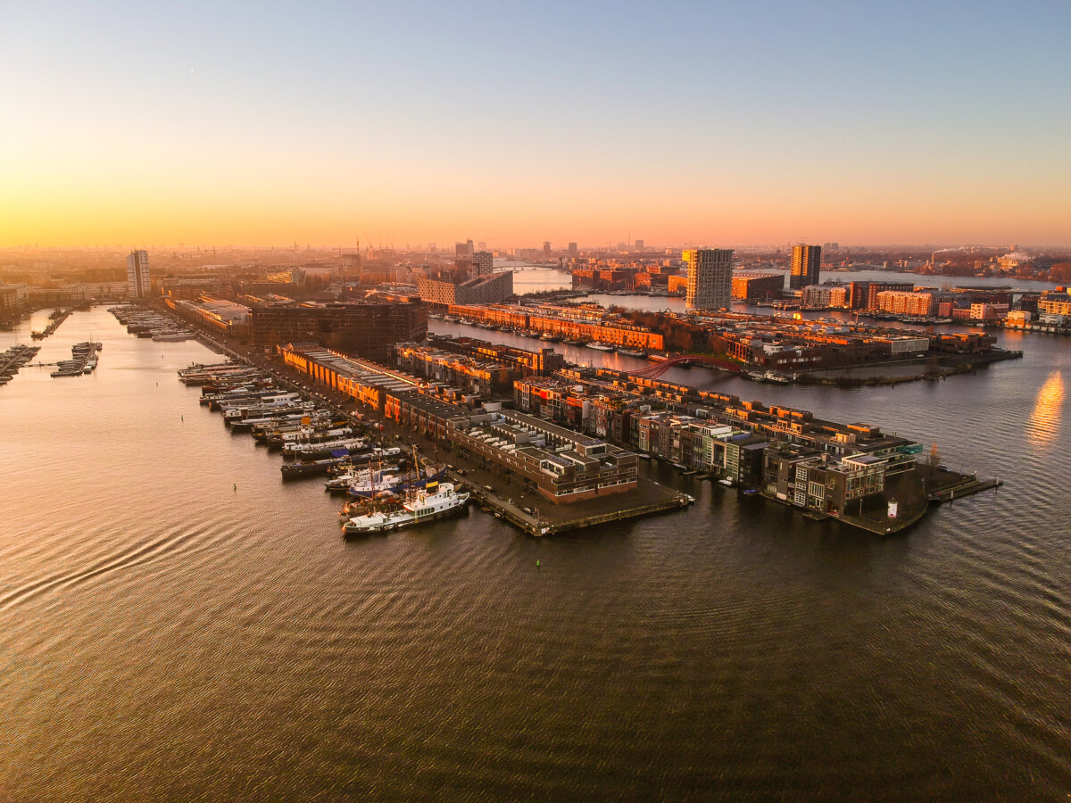 Borneo-eiland bij avond, drone