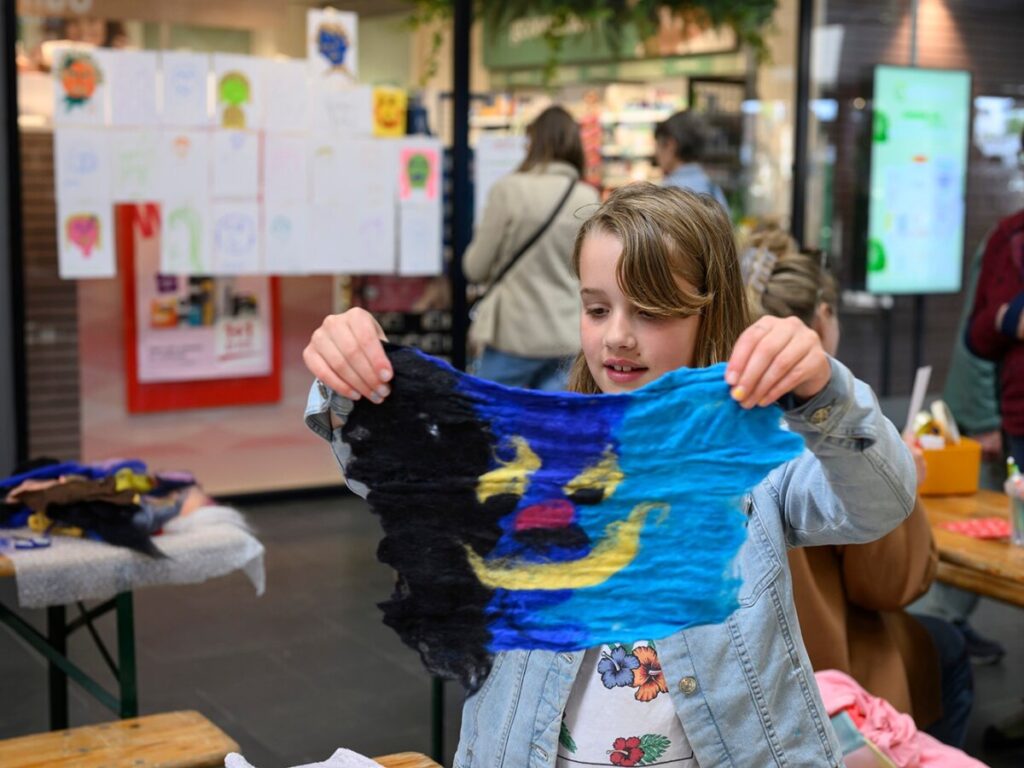dochter Hayte met textiel fair circulair