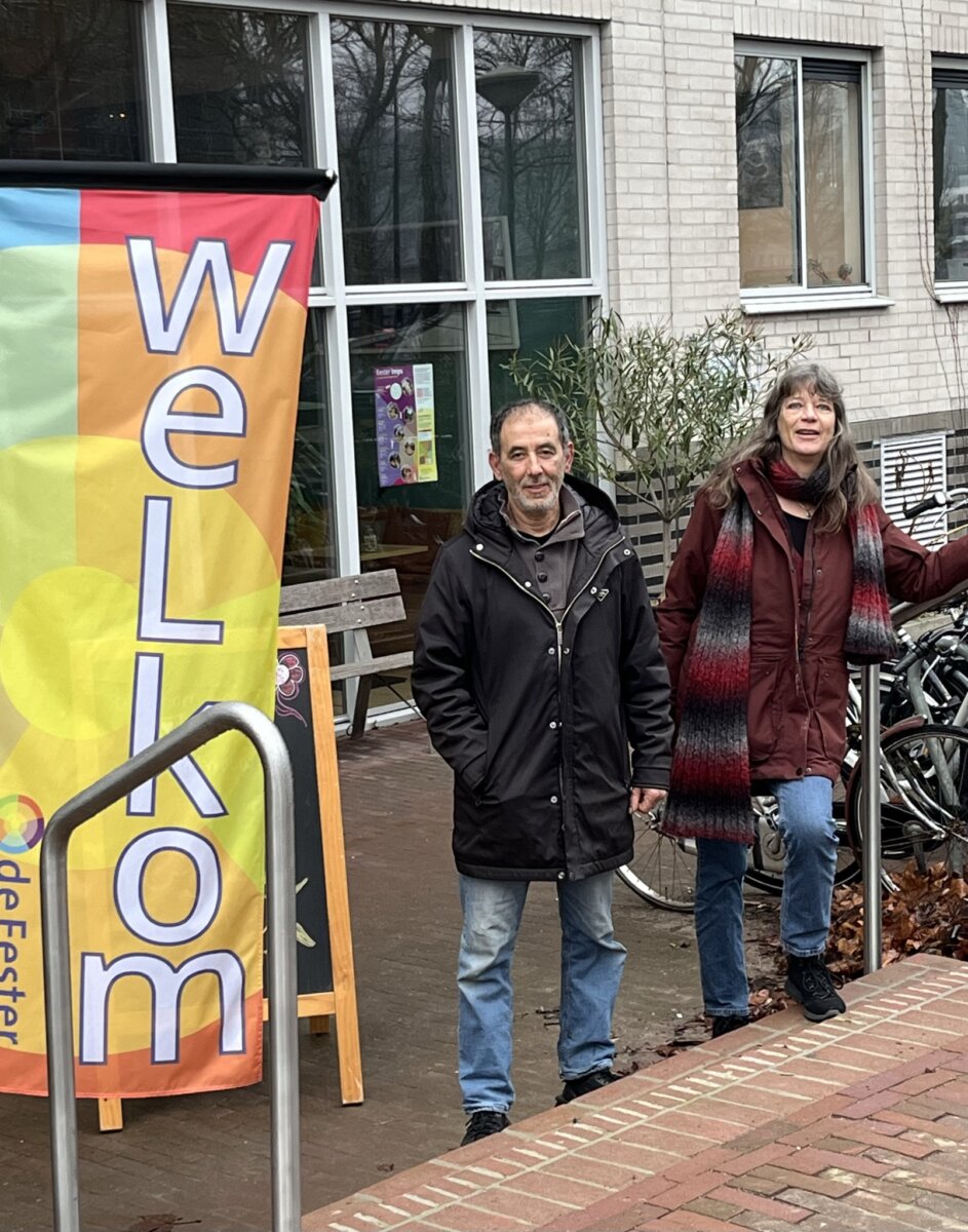 Lennie en bewoner op toegansgtrap