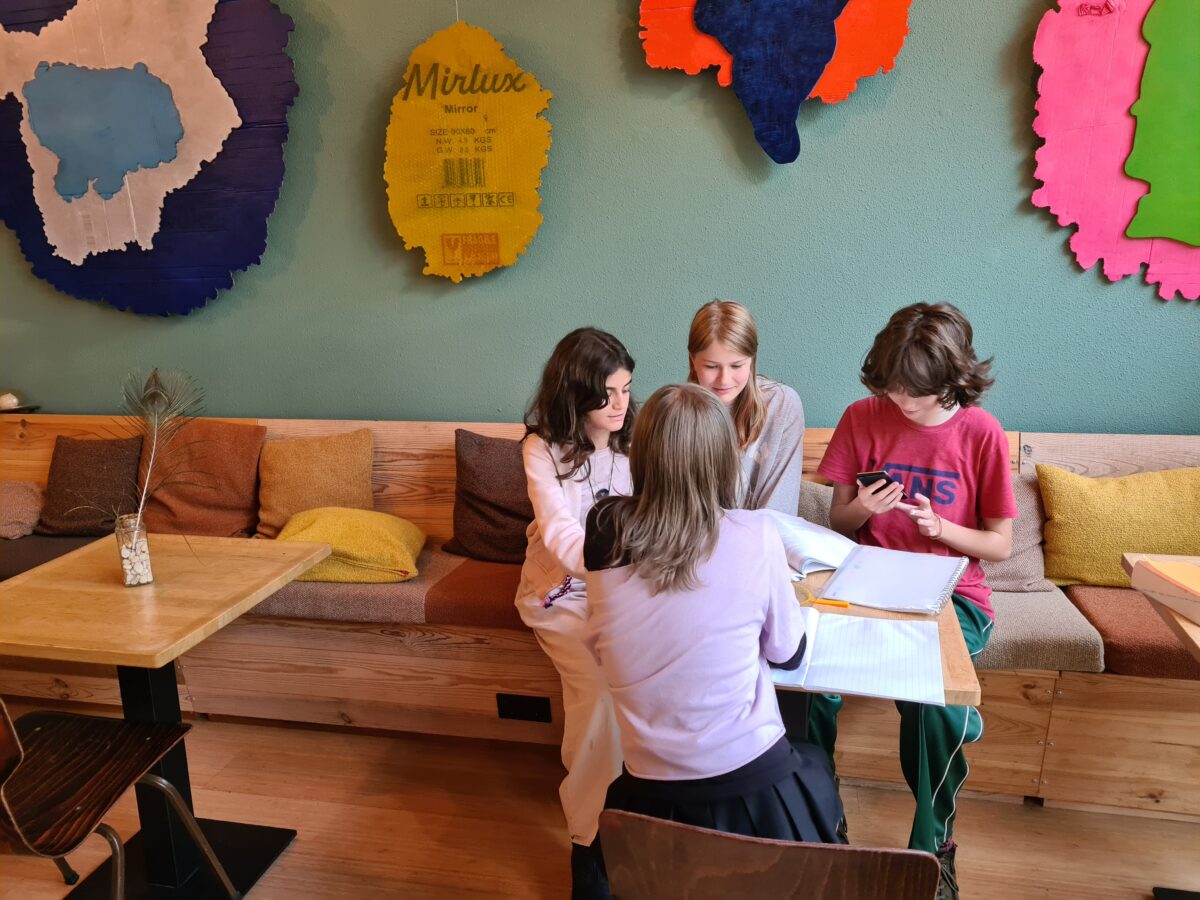 huiswerk in de huiskamer - Anja Oonk